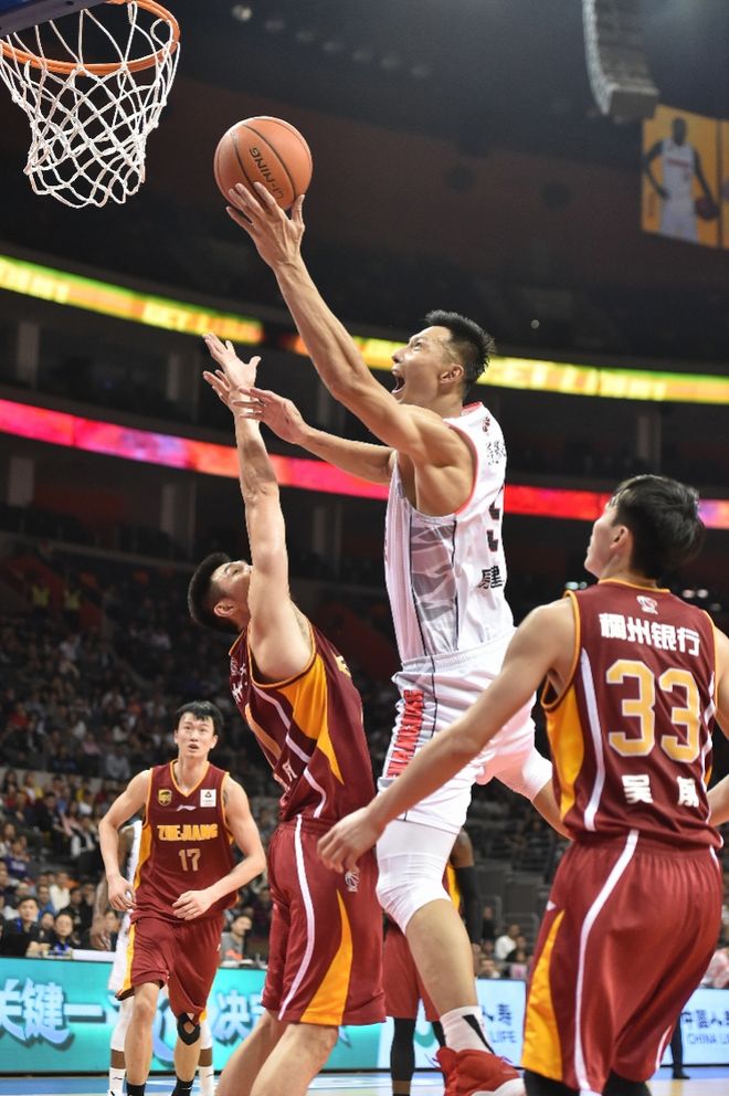 九游体育app-关于西汉姆训练开放日；转会期单刀错失引欢呼；CBA常规赛在即；年轻球员得到机会的信息-九游体育app