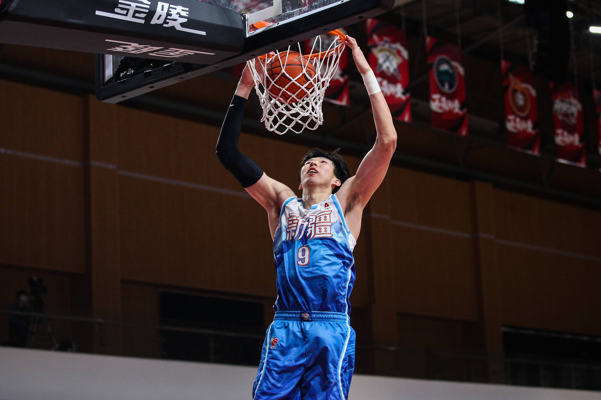 包含欧联倒计时；深圳男篮转会期伤情更新；细节引发关注；悬念犹存；更衣室氛围转暖的词条