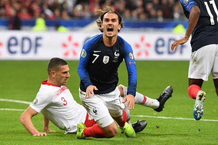 包含欧联倒计时；深圳男篮转会期伤情更新；细节引发关注；悬念犹存；更衣室氛围转暖的词条