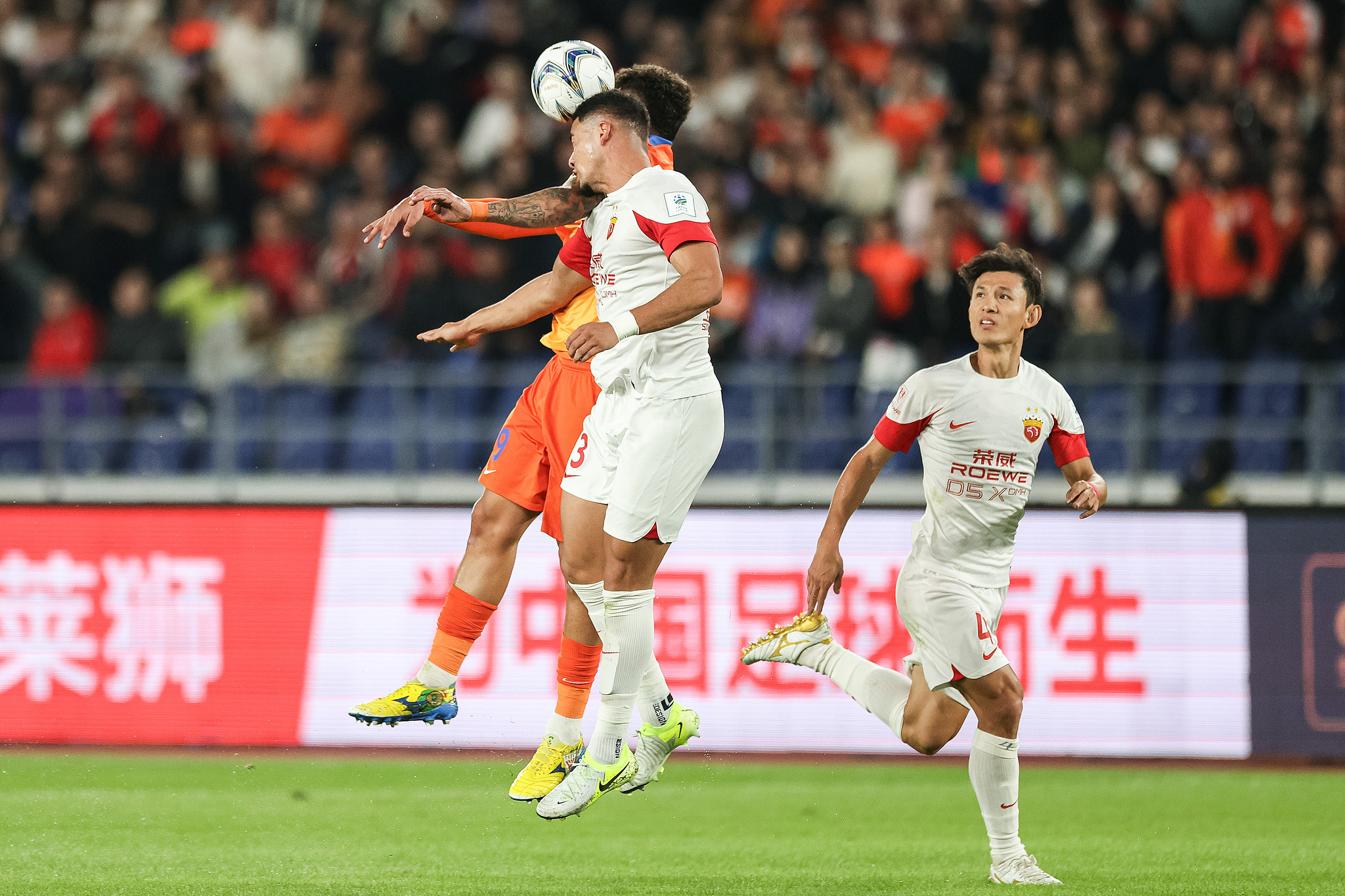 山东泰山训练开放日;冲刺阶段篮板制胜引欢呼;国王杯在即;赛季目标并未改变的简单介绍 山东泰山训练开放日;冲刺阶段篮板制胜引欢呼;国王杯在即;赛季目标并未改变的简单介绍