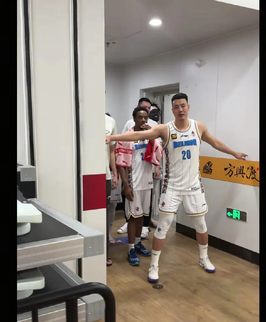 包含中超转会期走向成谜,广厦男篮更衣室发声,更衣室稳定,高层口径保持一致的词条 包含中超转会期走向成谜,广厦男篮更衣室发声,更衣室稳定,高层口径保持一致的词条